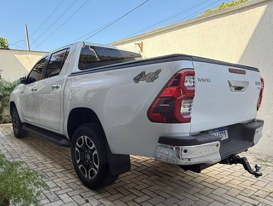 TOYOTA HILUX 2.8 D-4D TURBO DIESEL CD SRX 4X4 AUTOMÁTICO